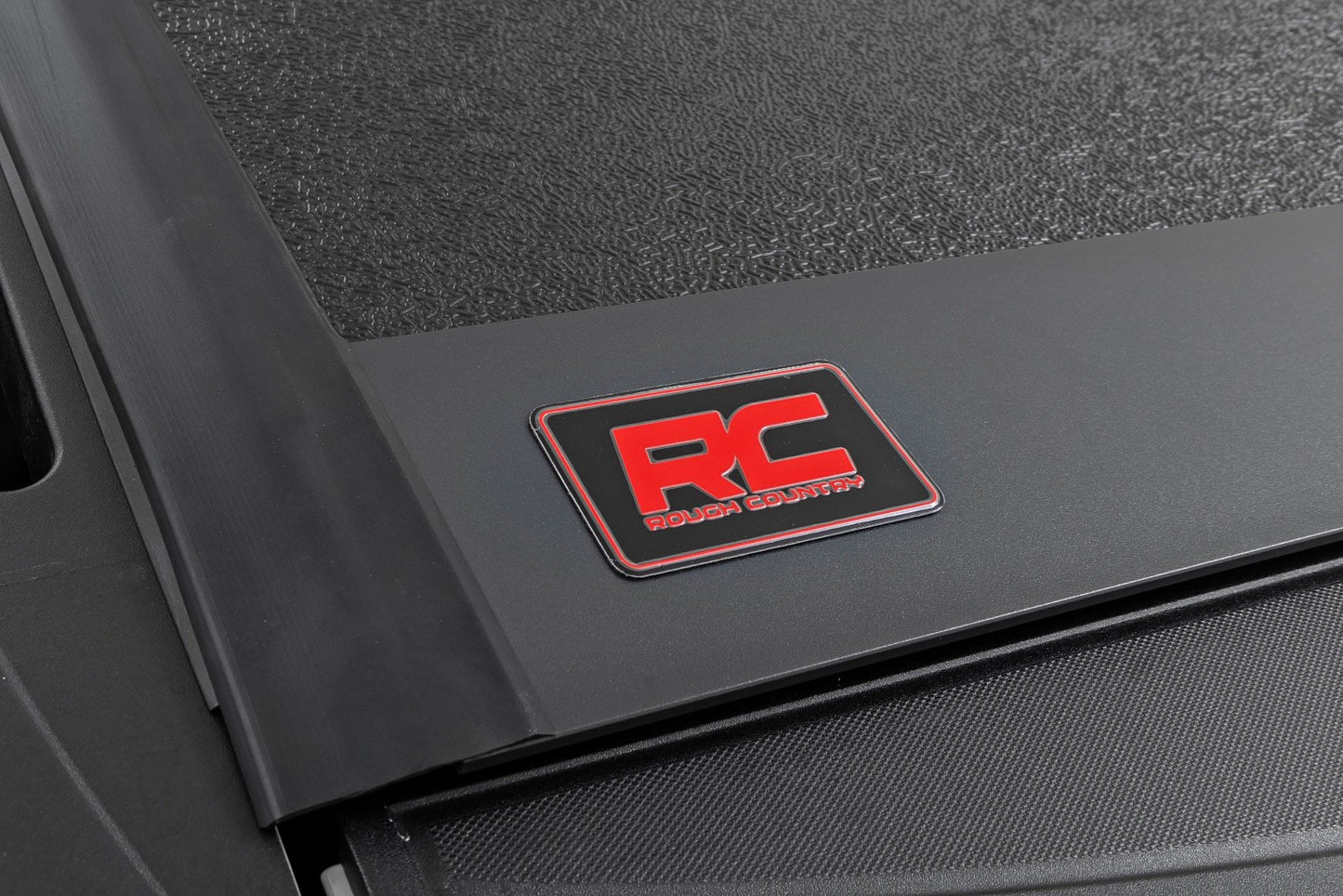 Hard Low Profile Bed Cover | 5'10" Bed | Chevy/GMC Sierra 1500 (19-25)/Silverado 1500 (19-25)