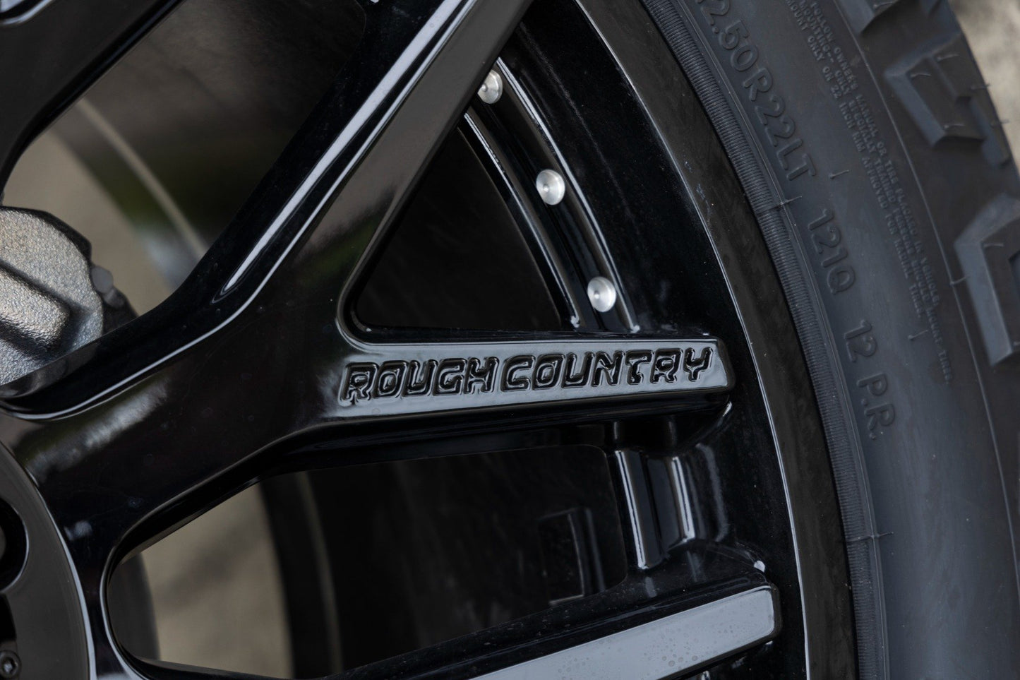 Rough Country 95 Series Wheel | One-Piece | Gloss Black | 22x10 | 6x5.5 | -25mm