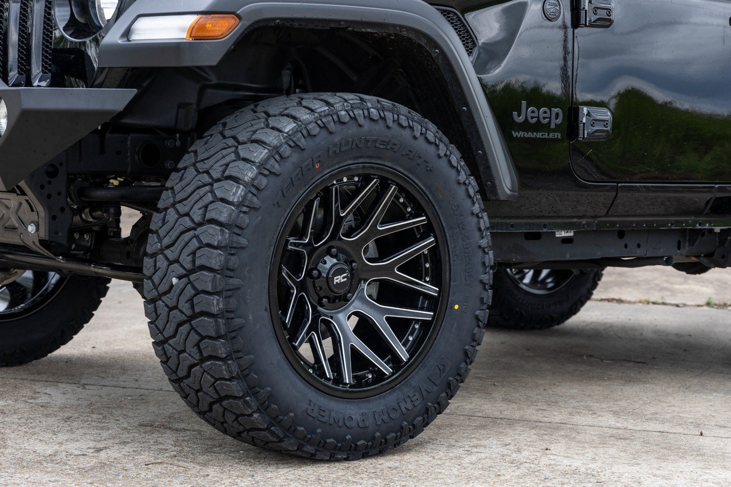 Rough Country 95 Series Wheel | Machined One-Piece | Gloss Black | 20x10 | 5x5 | -19mm